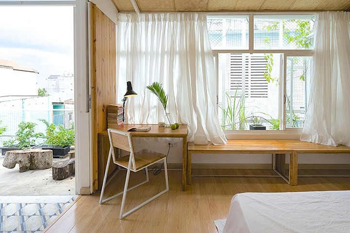 Góc làm việc tràn ngập nắng và gió nhờ thiết kế mở. Góc làm việc tràn ngập nắng và gió nhờ thiết kế mở.