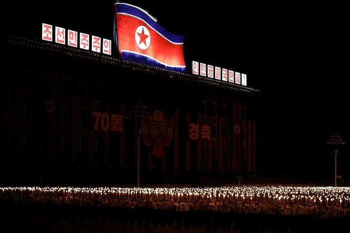 Hình ảnh ấn tượng về hàng ngàn ngọn đuốc trong đêm ở khu vực quảng trường Kim Nhật Thành, Bình Nhưỡng, Triều Tiên