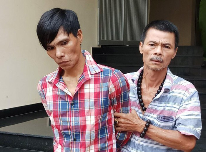 "Hiệp sĩ" Hoàng (phải) bắt giữ đối tượng Nhu vừa cướp giật tài sản trên đường.