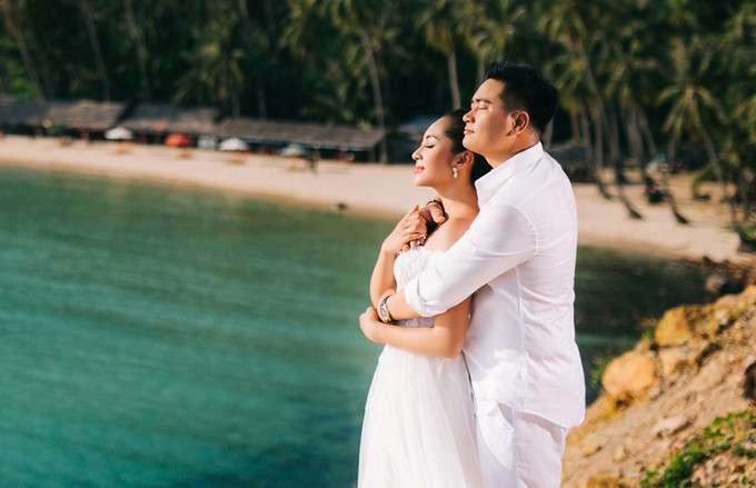 Chồng sắp cưới của cô tên Trần Phúc Thành, sinh năm 1989 ở An Giang. Là doanh nhân kinh doanh vật liệu xây dựng nhưng anh có tâm hồn nghệ sĩ, từng góp vốn vào bộ phim Hồn Lụa và có vai phụ trong phim. Chồng sắp cưới của cô tên Trần Phúc Thành, sinh năm 1989 ở An Giang. Là doanh nhân kinh doanh vật liệu xây dựng nhưng anh có tâm hồn nghệ sĩ, từng góp vốn vào bộ phim Hồn Lụa và có vai phụ trong phim.