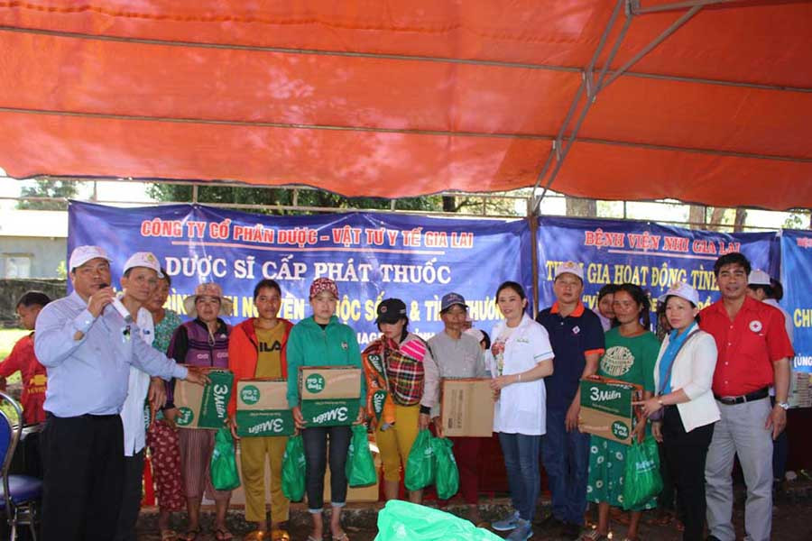  23-9 Tặng quà cho các hộ gia đình có hoàn cảnh khó khăn. Ảnh: T.B