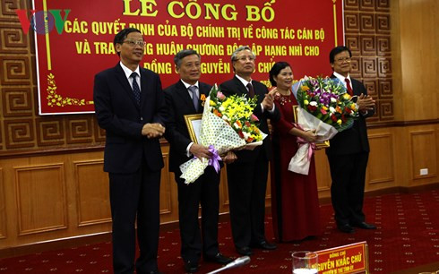 Ủy viên Bộ Chính trị, Thường trực Ban Bí thư Trần Quốc Vượng cùng lãnh đạo Ban Tổ chức Trung ương và tỉnh Lai Châu chúc mừng tân Bí thư và nguyên Bí thư