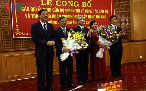 Ủy viên Bộ Chính trị, Thường trực Ban Bí thư Trần Quốc Vượng cùng lãnh đạo Ban Tổ chức Trung ương và tỉnh Lai Châu chúc mừng tân Bí thư và nguyên Bí thư