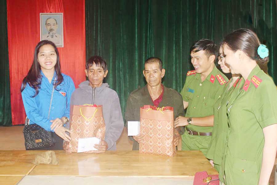  Đoàn cơ sở Sở Lao động-Thương binh và Xã hội và chi đoàn I Cảnh sát nhân dân tặng quà các gia đình có công với cách mạng tại xã Ia Sao (huyện Ia Grai). Ảnh: Phan Lài