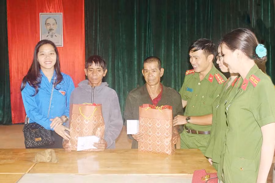 Đoàn cơ sở Sở Lao động-Thương binh và Xã hội và chi đoàn I Cảnh sát nhân dân tặng quà các gia đình có công với cách mạng tại xã Ia Sao (huyện Ia Grai). Ảnh: Phan Lài