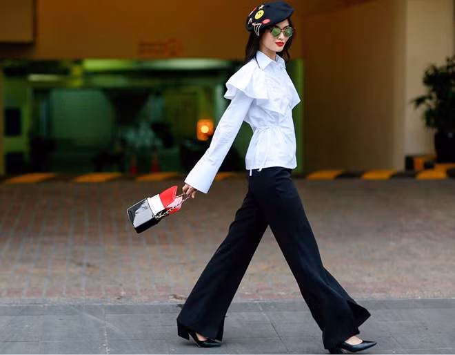 Trong một set đồ khác, Cao Thiên Trang như hoàn toàn “lột xác” với phong cách thời thượng, phảng phất chất retro. Tuy tổng thể trang phục chỉ có hai sắc màu đen - trắng nhưng bộ đồ của thành viên team Sang vẫn toát lên sự trendy nhờ phụ kiện sang chảnh. Chiếc mũ beret mang họa tiết nổi bật trở thành điểm nhấn sáng giá, giúp nàng mẫu thu hút mọi ánh nhìn. 