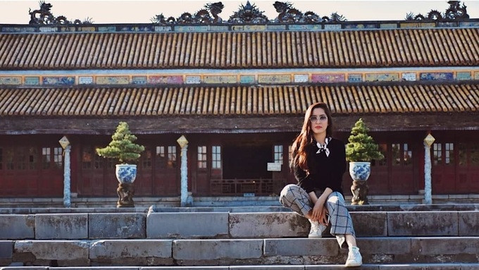  Cô cũng ghé thăm Đại Nội Huế. Nữ diễn viên tiết lộ mình có thể nói một chút tiếng Việt, điều này khiến nhiều fan bất ngờ với khả năng của thần tượng. 