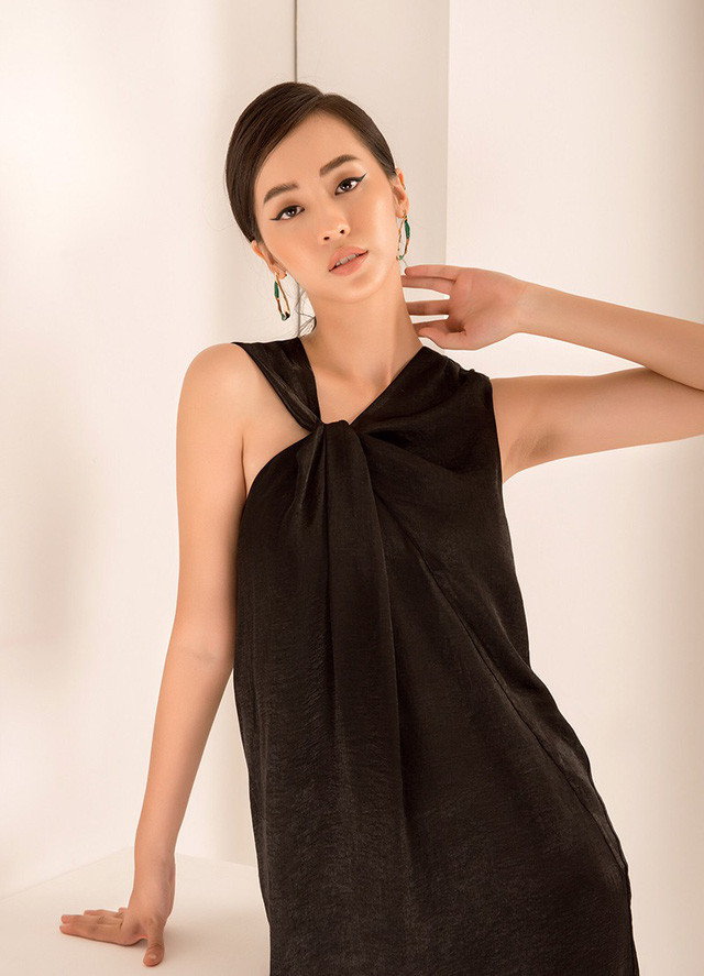 Ngoài làm người mẫu ảnh, Linh cũng quay TVC. Cô sở hữu chiều cao 1m7 cùng với số đo 3 vòng là 83 - 65 - 93. Ngoài làm người mẫu ảnh, Linh cũng quay TVC. Cô sở hữu chiều cao 1m7 cùng với số đo 3 vòng là 83 - 65 - 93.