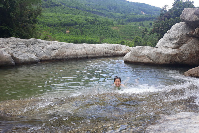  Suối Trà Bói có những hồ nước tự nhiên tuyệt đẹp hiếm nơi nào có được. Dòng nước được giữ lại giữa 4 vách đá tạo nên nhiều hồ khá rộng và sâu từ 1 - 2 m. Đến đây, du khách sẽ có cảm giác như được vẫy vùng trong những 