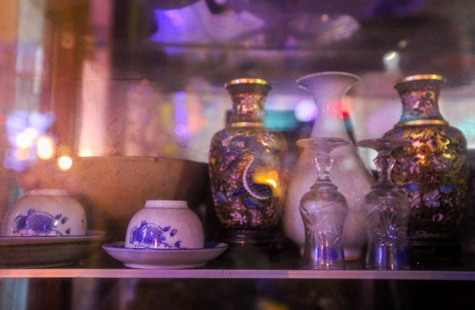 Những chiếc bình xen kẽ với ấm, tách của các làng gốm Việt Nam được bảo quản cẩn thận trong tủ kính. Những chiếc bình xen kẽ với ấm, tách của các làng gốm Việt Nam được bảo quản cẩn thận trong tủ kính.