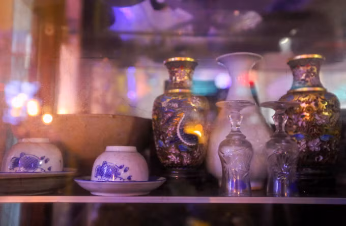  Những chiếc bình xen kẽ với ấm, tách của các làng gốm Việt Nam được bảo quản cẩn thận trong tủ kính.