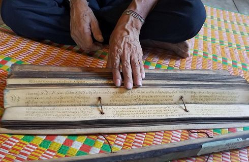 Trải qua hàng trăm năm, sách lã cổ vẫn nguyên vẹn, các kí tự cổ được khắc tinh xảo lên lá cây mỏng.