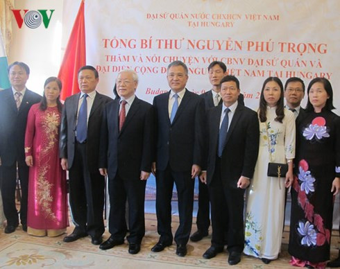 Tổng Bí thư Nguyễn Phú Trọng chụp ảnh lưu niệm với cán bộ nhân viên Đại sứ quán, đại diện cộng đồng người Việt Nam tại Hungary. Tổng Bí thư Nguyễn Phú Trọng chụp ảnh lưu niệm với cán bộ nhân viên Đại sứ quán, đại diện cộng đồng người Việt Nam tại Hungary.