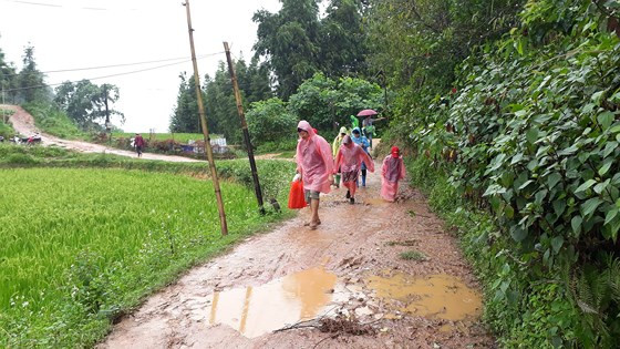 Đoàn thiện nguyện vượt qua những đoạn bùn lầy, dốc cao đến điểm trường Đoàn thiện nguyện vượt qua những đoạn bùn lầy, dốc cao đến điểm trường