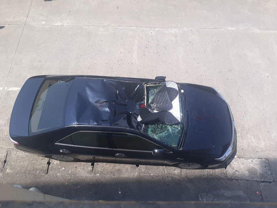  Nóc ô tô bị bẹp rúm do nam bệnh nhân rơi trúng