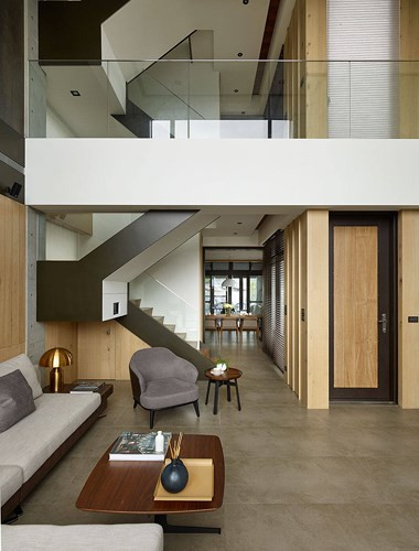 Gạch sàn làm bằng xi măng đồng nhất từ phòng khách cho đến nhà bếp. Gạch sàn làm bằng xi măng đồng nhất từ phòng khách cho đến nhà bếp.