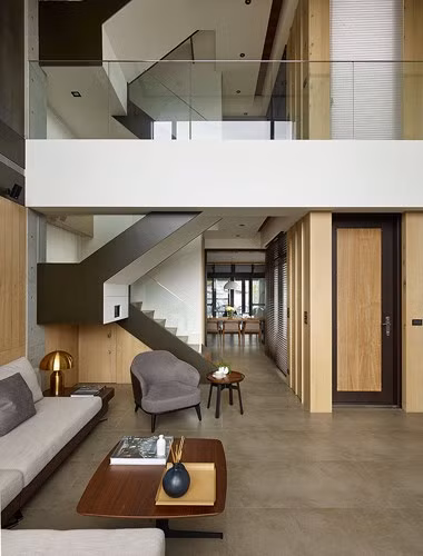  Gạch sàn làm bằng xi măng đồng nhất từ phòng khách cho đến nhà bếp.