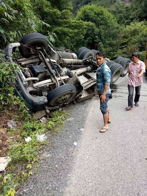Chiếc xe mất thắng và lao vào vách núi, sau đó nằm lật nghiêng.