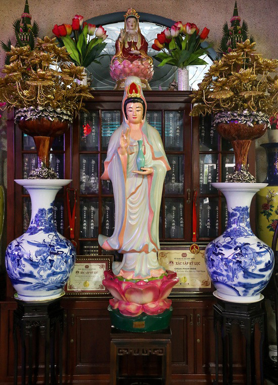 Các món đồ được nhà chùa trang trí khắp nơi xen kẽ với tượng Phật. Các món đồ được nhà chùa trang trí khắp nơi xen kẽ với tượng Phật.