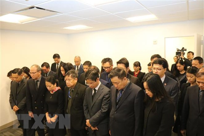 Cán bộ, nhân viên Phái đoàn Thường trực Việt Nam tại Liên hợp quốc dành một phút mặc niệm Chủ tịch nước Trần Đại Quang. (Ảnh: Hoài Thanh/TTXVN) Cán bộ, nhân viên Phái đoàn Thường trực Việt Nam tại Liên hợp quốc dành một phút mặc niệm Chủ tịch nước Trần Đại Quang. (Ảnh: Hoài Thanh/TTXVN)