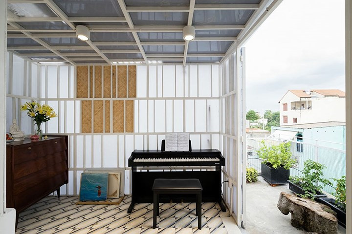 Ngoài việc có nhiều cửa sổ để lấy ánh sáng, hệ thống thông gió tự nhiên cũng được kiến trúc sư tận dụng tối đa. Ngoài việc có nhiều cửa sổ để lấy ánh sáng, hệ thống thông gió tự nhiên cũng được kiến trúc sư tận dụng tối đa.