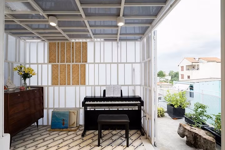 Ngoài việc có nhiều cửa sổ để lấy ánh sáng, hệ thống thông gió tự nhiên cũng được kiến trúc sư tận dụng tối đa.