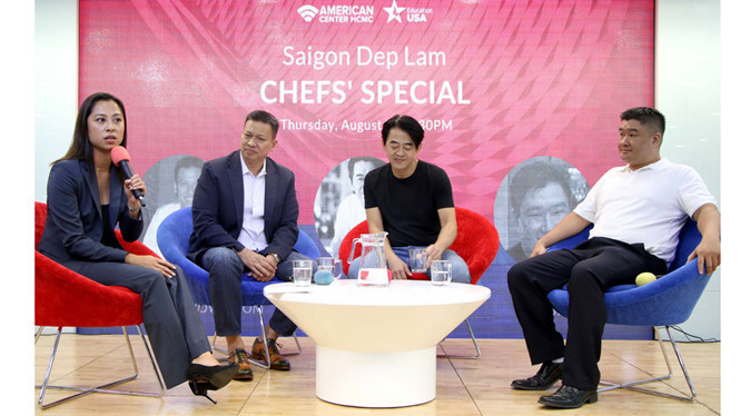 Từ phải sang: Bếp trưởng Mark Tôn, Peter Cường Franklin và Tristan Ngô cùng người dẫn chương trình trong buổi tọa đàm. Ảnh: KHẢ HÒA