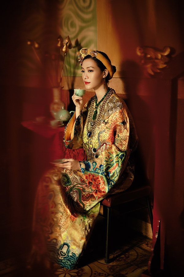 Trên nền các chất liệu lụa, gấm hay organza, trang phục được phối những sắc màu và họa tiết quen thuộc mà bà hoàng thời xưa thường mặc. Trên nền các chất liệu lụa, gấm hay organza, trang phục được phối những sắc màu và họa tiết quen thuộc mà bà hoàng thời xưa thường mặc.