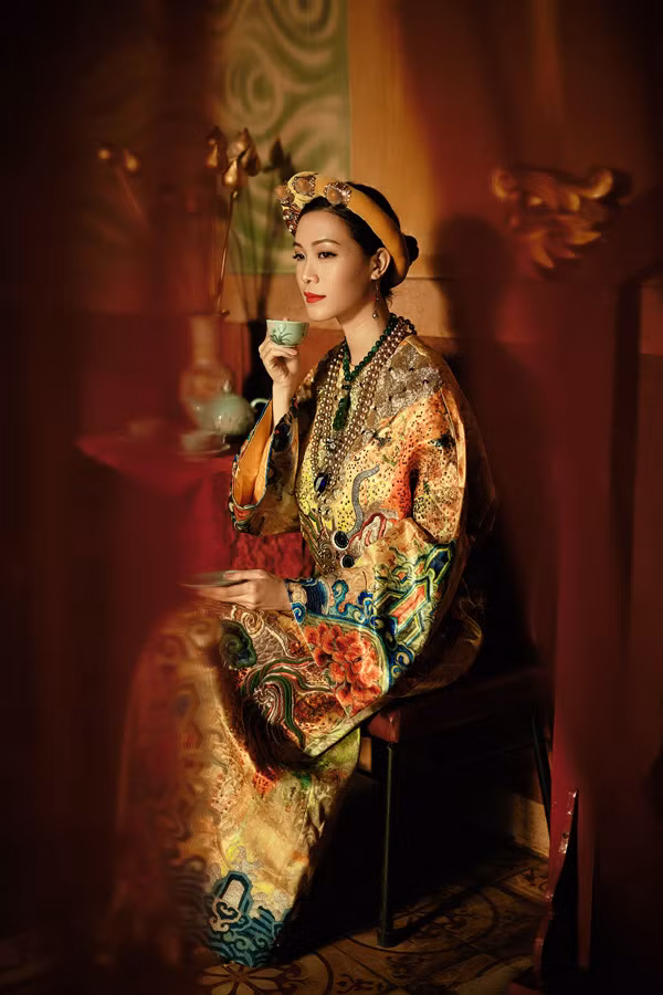 Trên nền các chất liệu lụa, gấm hay organza, trang phục được phối những sắc màu và họa tiết quen thuộc mà bà hoàng thời xưa thường mặc.