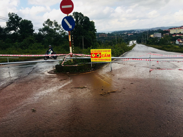  Cơ quan chức năng lập rào chắn để người dân không di chuyển vào đường sụt lún