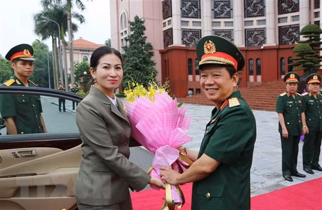  Trung tướng Lê Hiền Vân đón và tặng hoa cho bà Dam Dariny, Quốc vụ khanh Bộ Quốc phòng Campuchia. (Ảnh: Dương Giang/TTXVN)