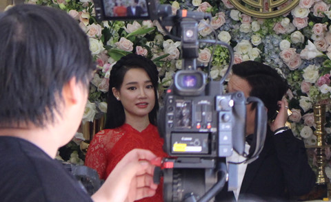  Nhã Phương rạng rỡ với áo dài đỏ trong ngày rước dâu