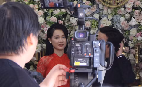  Nhã Phương rạng rỡ với áo dài đỏ trong ngày rước dâu