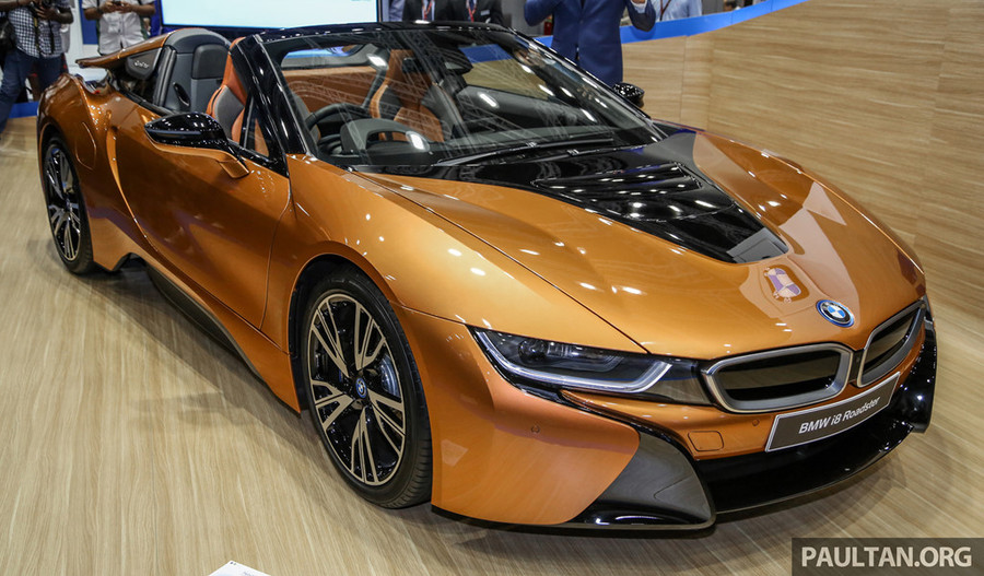  Được xây dựng trên cùng một nền tảng, kiểu dáng của i8 Roadster không có quá nhiều thay đổi so với bản Coupe. Điều làm nên sự khác biệt của i8 Roadster chính là phần mui mềm có thể đóng/mở nhanh chóng thông qua hệ thống điện trong vòng chỉ 15 giây, ngay cả khi xe đang di chuyển ở tốc độ lên tới 50 km/h.