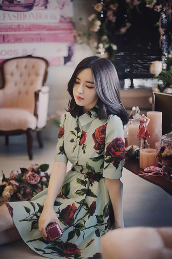 Dòng thời trang vintage luôn mang lại sự giao hoà nhẹ nhàng với không khí lãng mạn của ngày thu. Từ cảm hứng hoài cổ, các mẫu váy cổ sơ mi, váy xoè, váy thắt eo đã được ra đời.