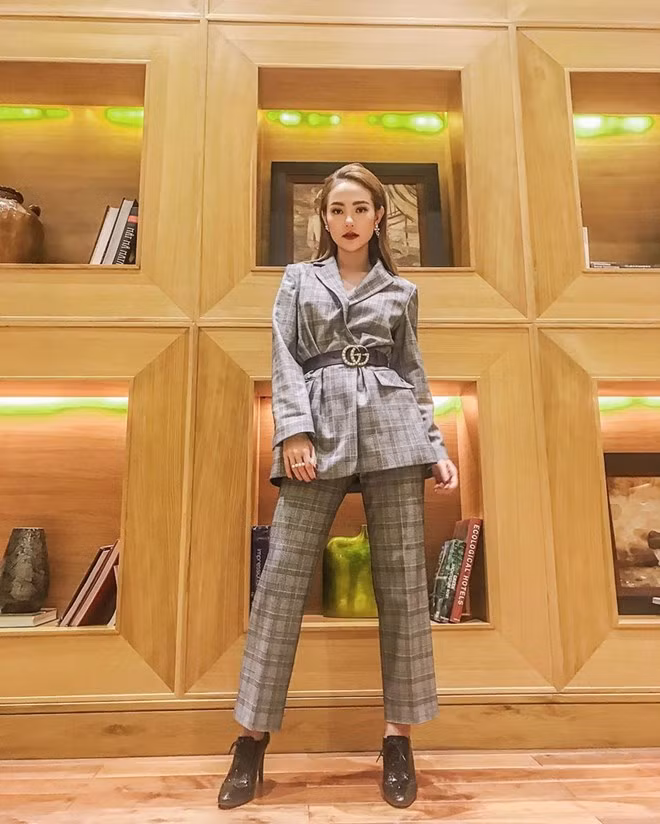  Diện cả bộ suit dáng rộng hơi hướng menswear, Minh Hằng ''bứt phá'' bằng chi tiết thắt eo, dùng dây lưng Gucci tạo điểm nhấn vòng 2 một cách khéo léo.