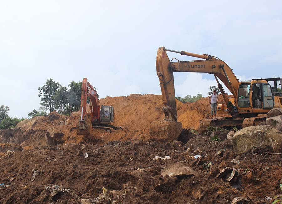 Huyện Ia Grai đang tiến hành mở rộng bãi rác chôn lấp. Ảnh: Ngọc Thu