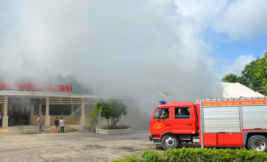 Lực lượng chữa cháy chuyên nghiệp thực tập chữa cháy bệnh viện đa khoa khu vực Ayun Pa. Ảnh: Đức Phương
