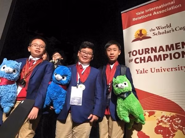 Tử Minh (ngoài cùng bên phải) cùng những người bạn của mình tại Vinschool tham gia Vòng Chung kết Thế giới Cuộc thi The World Scholar’s Cup 2017 - Đại học Yale, Hoa Kỳ.