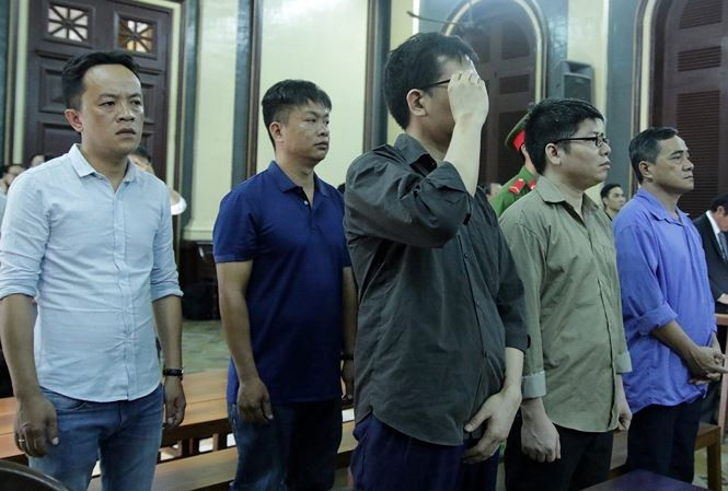 5 bị cáo tại tòa. Ảnh: Tân Châu