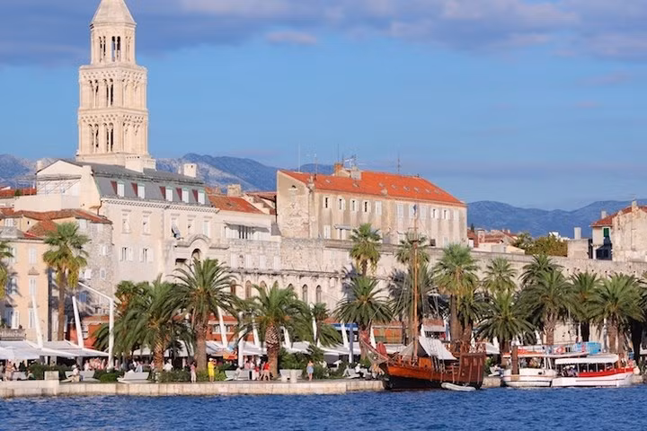 Split, thành phố lớn thứ 2 của Croatia. Thành phố này có từ thời Đế chế La Mã, được xây dựng từ năm 298-305 sau Công nguyên.