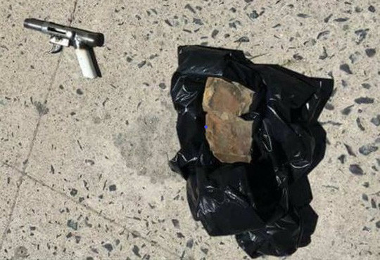 Khẩu súng bị 1 tên cướp bỏ lại hiện trường