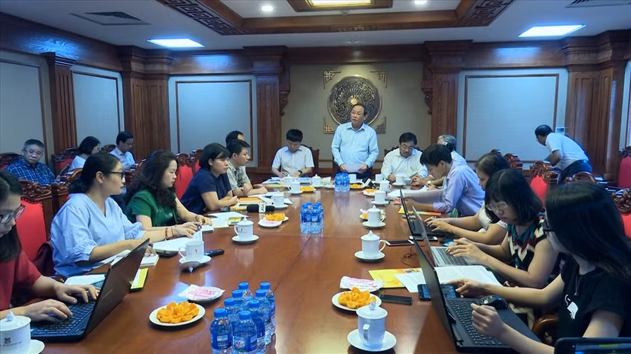  Lãnh đạo NXB Giáo dục Việt Nam trao đổi với các PV về SGK.