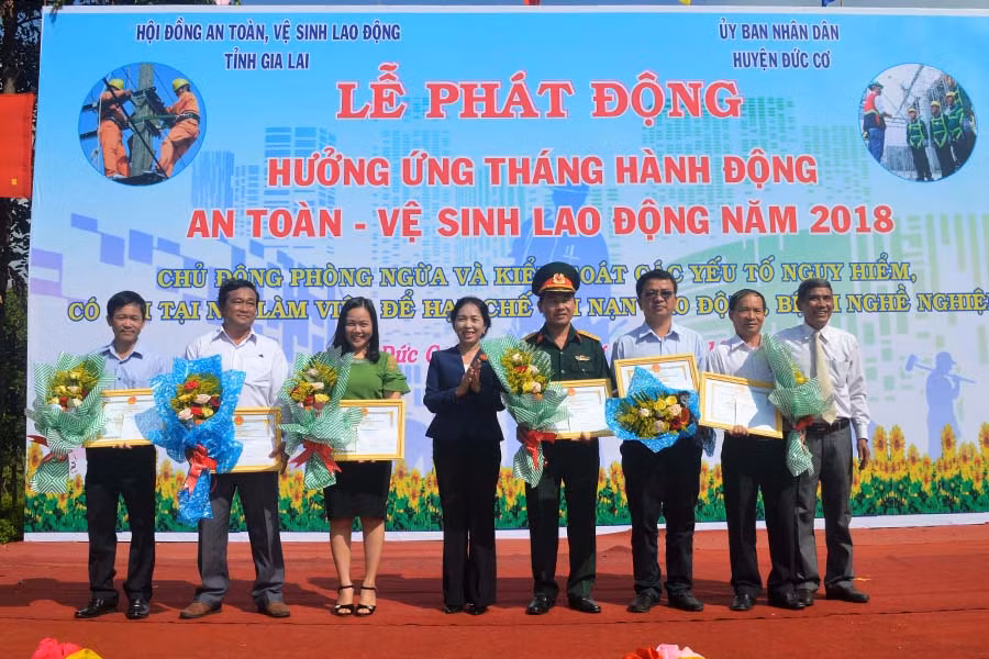  Biểu dương các đơn vị, doanh nghiệp thực hiện tốt công tác ATVSLĐ. Ảnh: Đ.Y