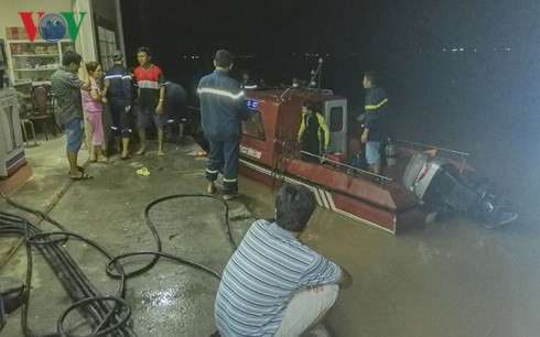 Các lực lượng chức năng tìm kiếm nạn nhân cả ngày lẫn đêm.