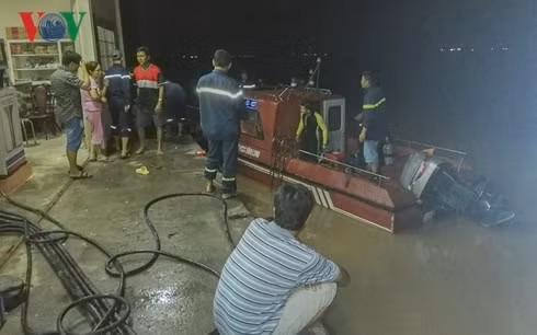 Các lực lượng chức năng tìm kiếm nạn nhân cả ngày lẫn đêm.