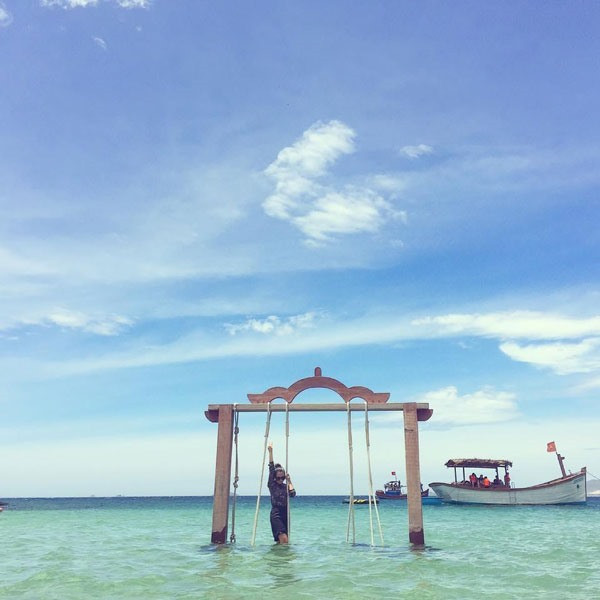  Nước biển trong xanh tha hồ cho các bạn trẻ tạo dáng trên chiếc xích đu dựng trên mặt biển . Ảnh: Instagram