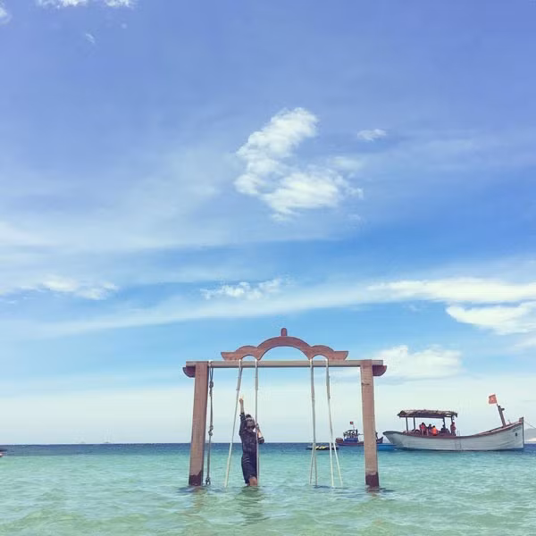  Nước biển trong xanh tha hồ cho các bạn trẻ tạo dáng trên chiếc xích đu dựng trên mặt biển . Ảnh: Instagram