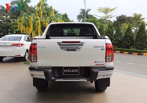  Toyota Hilux 2018 sở hữu kích thước dài x rộng x cao 5.330 x 1.855 x 1.815 mm đi kèm chiều dài cơ sở 3.085 mm. Trong khi đó, kích thước dài x rộng x cao thùng xe phía sau lần lượt là 1.525 x 1.540 x 480 mm.