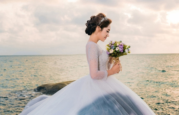 Đặng Thu Thảo cùng chồng sắp cưới và êkíp di chuyển cả ngày đường để đến được địa điểm chụp ảnh cưới ở Kiên Giang. Dù vất vả, cô hài lòng vì cảnh sắc thiên nhiên nơi này trong trẻo, yên bình. Đặng Thu Thảo cùng chồng sắp cưới và êkíp di chuyển cả ngày đường để đến được địa điểm chụp ảnh cưới ở Kiên Giang. Dù vất vả, cô hài lòng vì cảnh sắc thiên nhiên nơi này trong trẻo, yên bình.